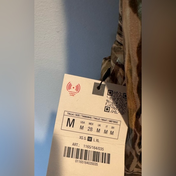 NWT Zara Gold Zebra Print Maxi Dress
Small Cross Back Detail - Picture 10 of 10